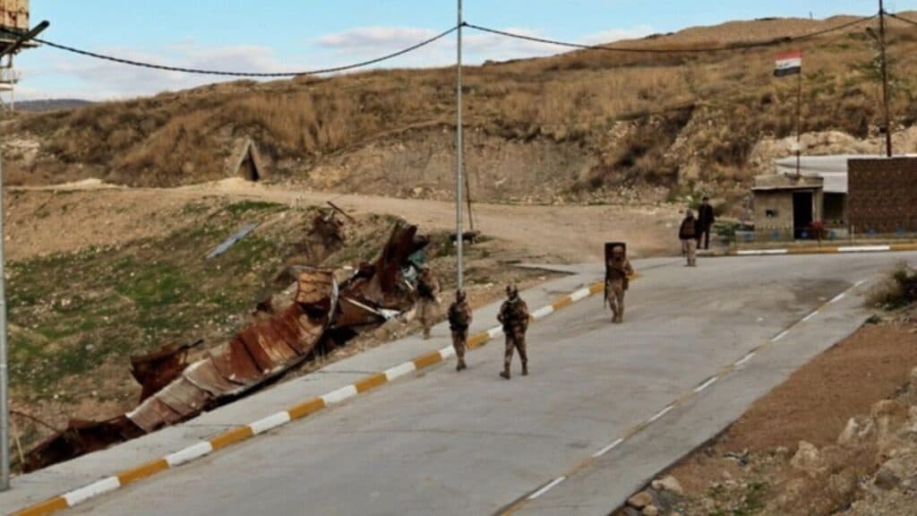 Al-Waleed crossing reopens as Iraqi oil convoys start entering Syria